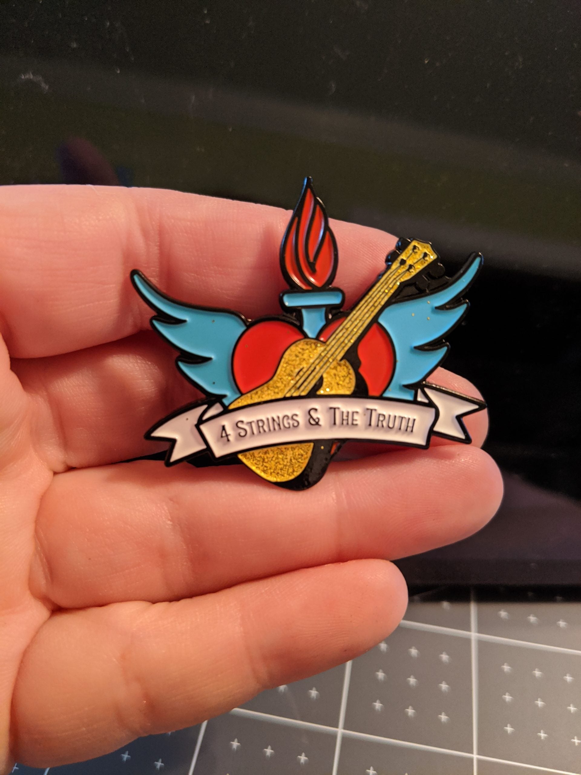 ukeLove – 4 Strings & the Truth (Limited Edition Enamel Pin